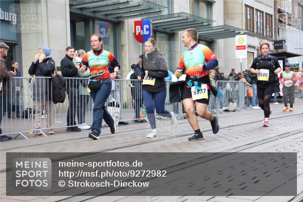 05.10.2025 - 20. swb-Marathon Bremen Strokosch-Dieckow http://msf.ph/oto/9272982 05.10.2025 11:10:45 Ziel 8865, 9245, 9264, 9273, 9479, 9664, 9822, 9823, 9836, 9837, 9948, 10183, 10415, 10614, 11158, 11257, 11318, 11395, 11544, 11560, 11568, 11578, 11580, 8865, 9245, 9264, 9273, 9479, 9664, 9822, 9823, 9836, 9837, 9948, 10183, 10415, 10614, 11158, 11257, 11318, 11395, 11544, 11560, 11568, 11578, 11580 meine-sportfotos.de