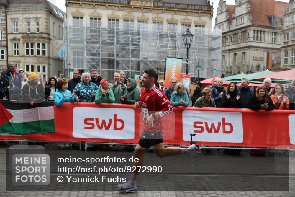 05.10.2025 - 20. swb-Marathon Bremen Yannick Fuchs http://msf.ph/oto/9272990 05.10.2025 12:21:04 Ziel 1233 meine-sportfotos.de