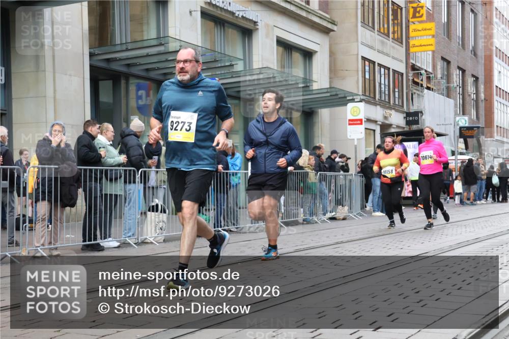 05.10.2025 - 20. swb-Marathon Bremen Strokosch-Dieckow http://msf.ph/oto/9273026 05.10.2025 11:10:51 Ziel 8865, 9011, 9245, 9264, 9273, 9386, 9479, 9664, 9822, 9823, 9836, 9837, 9948, 10183, 10415, 10614, 11158, 11257, 11395, 11560, 11568, 11578, 11580, 8865, 9011, 9245, 9264, 9273, 9386, 9479, 9664, 9822, 9823, 9836, 9837, 9948, 10183, 10415, 10614, 11158, 11257, 11395, 11560, 11568, 11578, 11580 meine-sportfotos.de