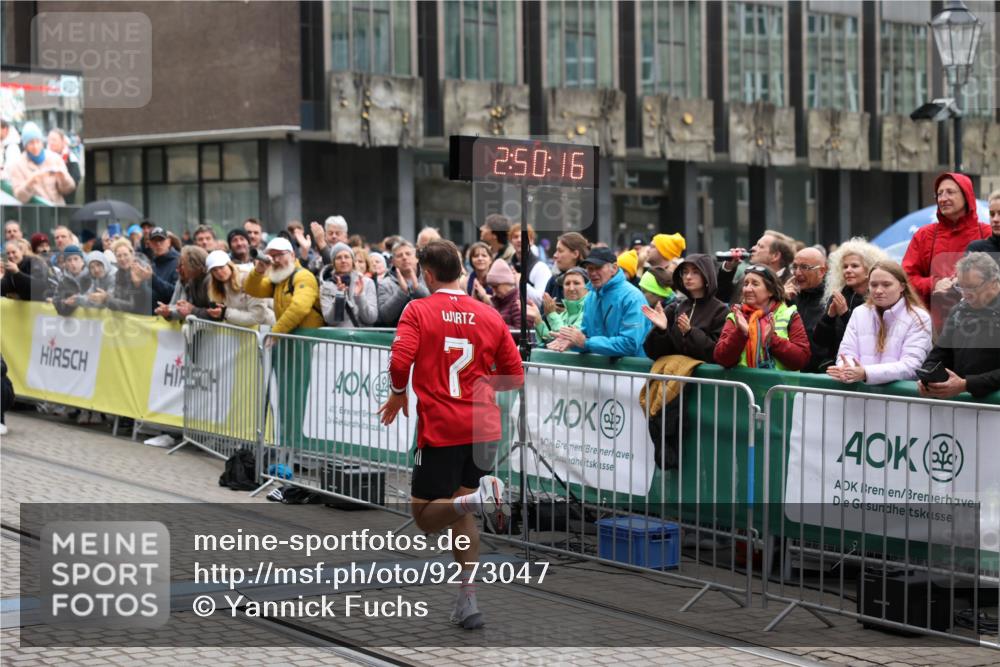 05.10.2025 - 20. swb-Marathon Bremen Yannick Fuchs http://msf.ph/oto/9273047 05.10.2025 12:21:06 Ziel 282, 1233 meine-sportfotos.de