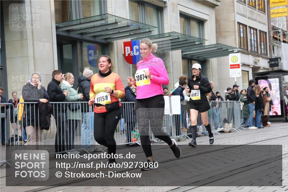 05.10.2025 - 20. swb-Marathon Bremen Strokosch-Dieckow http://msf.ph/oto/9273080 05.10.2025 11:10:54 Ziel 8865, 9011, 9245, 9264, 9273, 9386, 9479, 9664, 9822, 9823, 9836, 9837, 9948, 10183, 10415, 10614, 11158, 11257, 11395, 11568, 11578, 11580, 8865, 9011, 9245, 9264, 9273, 9386, 9479, 9664, 9822, 9823, 9836, 9837, 9948, 10183, 10415, 10614, 11158, 11257, 11395, 11568, 11578, 11580 meine-sportfotos.de