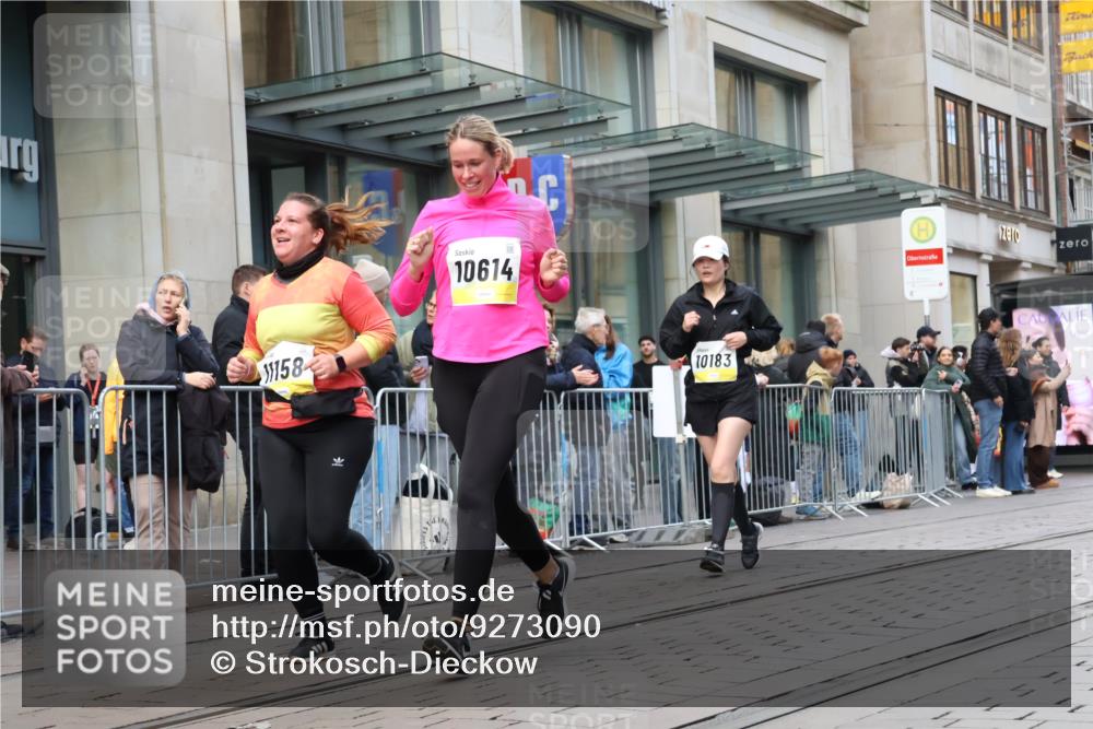 05.10.2025 - 20. swb-Marathon Bremen Strokosch-Dieckow http://msf.ph/oto/9273090 05.10.2025 11:10:54 Ziel 8865, 9011, 9245, 9264, 9273, 9386, 9479, 9664, 9822, 9823, 9836, 9837, 9948, 10183, 10415, 10614, 11158, 11257, 11395, 11568, 11578, 11580, 8865, 9011, 9245, 9264, 9273, 9386, 9479, 9664, 9822, 9823, 9836, 9837, 9948, 10183, 10415, 10614, 11158, 11257, 11395, 11568, 11578, 11580 meine-sportfotos.de