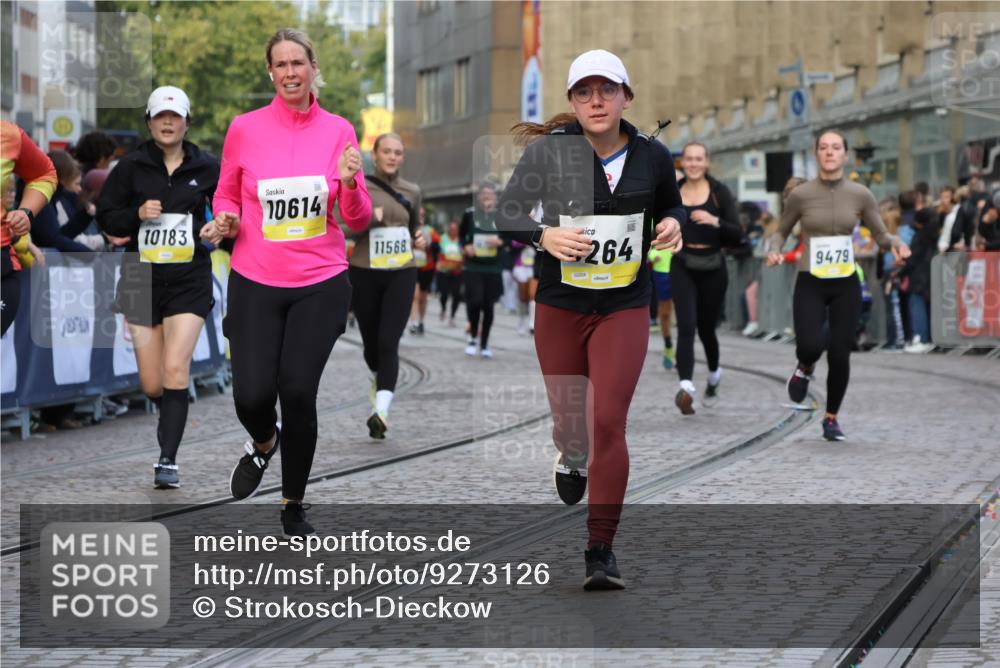 05.10.2025 - 20. swb-Marathon Bremen Strokosch-Dieckow http://msf.ph/oto/9273126 05.10.2025 11:11:12 Ziel 8865, 9011, 9245, 9264, 9273, 9386, 9479, 9822, 9823, 9836, 9837, 10183, 10614, 11158, 11568, 11578, 11580 meine-sportfotos.de