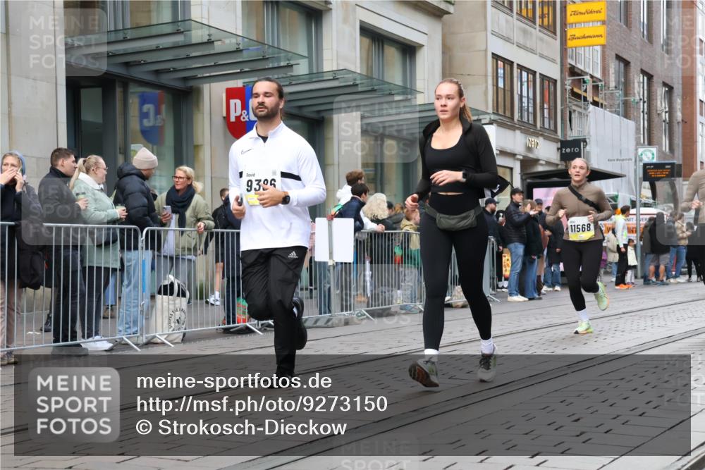05.10.2025 - 20. swb-Marathon Bremen Strokosch-Dieckow http://msf.ph/oto/9273150 05.10.2025 11:10:59 Ziel 8865, 9011, 9245, 9264, 9273, 9386, 9479, 9664, 9822, 9823, 9836, 9837, 9948, 10183, 10320, 10614, 11083, 11158, 11257, 11568, 11578, 11580, 8865, 9011, 9245, 9264, 9273, 9386, 9479, 9664, 9822, 9823, 9836, 9837, 9948, 10183, 10320, 10614, 11083, 11158, 11257, 11568, 11578, 11580 meine-sportfotos.de