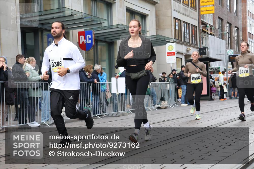05.10.2025 - 20. swb-Marathon Bremen Strokosch-Dieckow http://msf.ph/oto/9273162 05.10.2025 11:10:59 Ziel 8865, 9011, 9245, 9264, 9273, 9386, 9479, 9664, 9822, 9823, 9836, 9837, 9948, 10183, 10320, 10614, 11083, 11158, 11257, 11568, 11578, 11580, 8865, 9011, 9245, 9264, 9273, 9386, 9479, 9664, 9822, 9823, 9836, 9837, 9948, 10183, 10320, 10614, 11083, 11158, 11257, 11568, 11578, 11580 meine-sportfotos.de