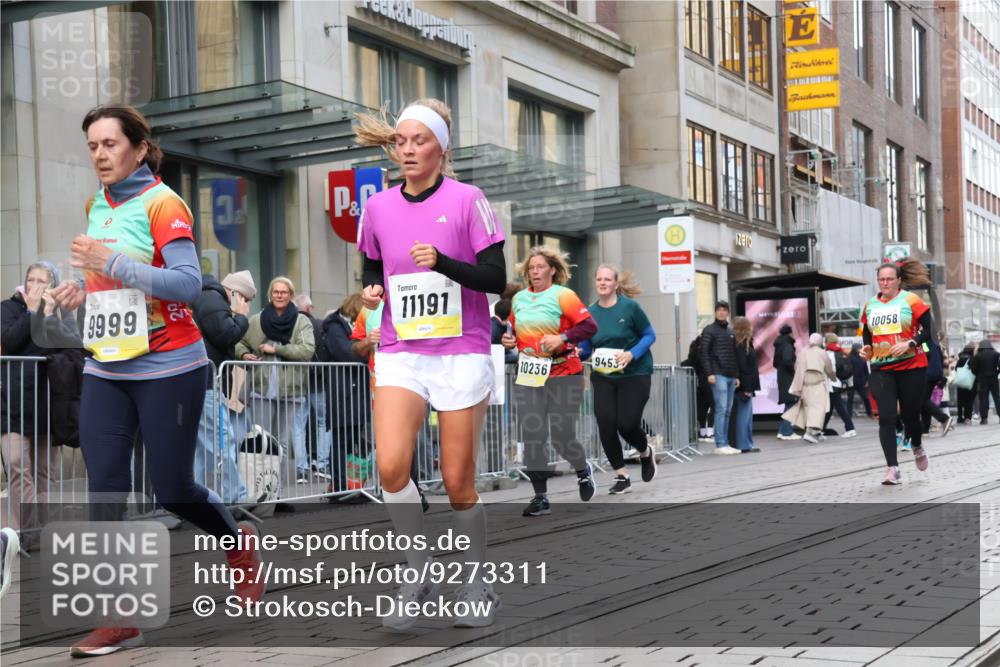 05.10.2025 - 20. swb-Marathon Bremen Strokosch-Dieckow http://msf.ph/oto/9273311 05.10.2025 11:11:14 Ziel 9453, 9680, 9999, 10058, 10235, 10236, 10264, 10320, 10333, 11030, 11083, 11172, 11191, 9453, 9680, 9999, 10058, 10235, 10236, 10264, 10320, 10333, 11030, 11083, 11172, 11191 meine-sportfotos.de
