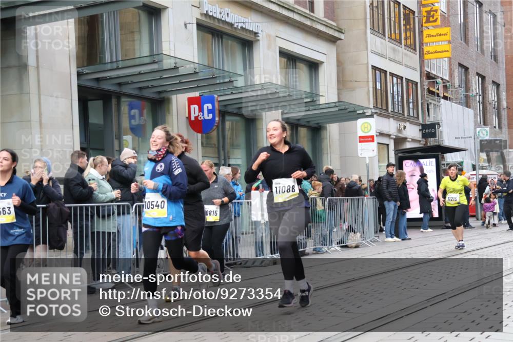 05.10.2025 - 20. swb-Marathon Bremen Strokosch-Dieckow http://msf.ph/oto/9273354 05.10.2025 11:11:27 Ziel 7007, 9420, 9453, 9648, 9680, 9784, 9999, 10058, 10235, 10236, 10264, 10333, 10540, 10815, 10839, 11088, 11172, 11191, 11215, 11563, 7007, 9420, 9453, 9648, 9680, 9784, 9999, 10058, 10235, 10236, 10264, 10333, 10540, 10815, 10839, 11088, 11172, 11191, 11215, 11563 meine-sportfotos.de