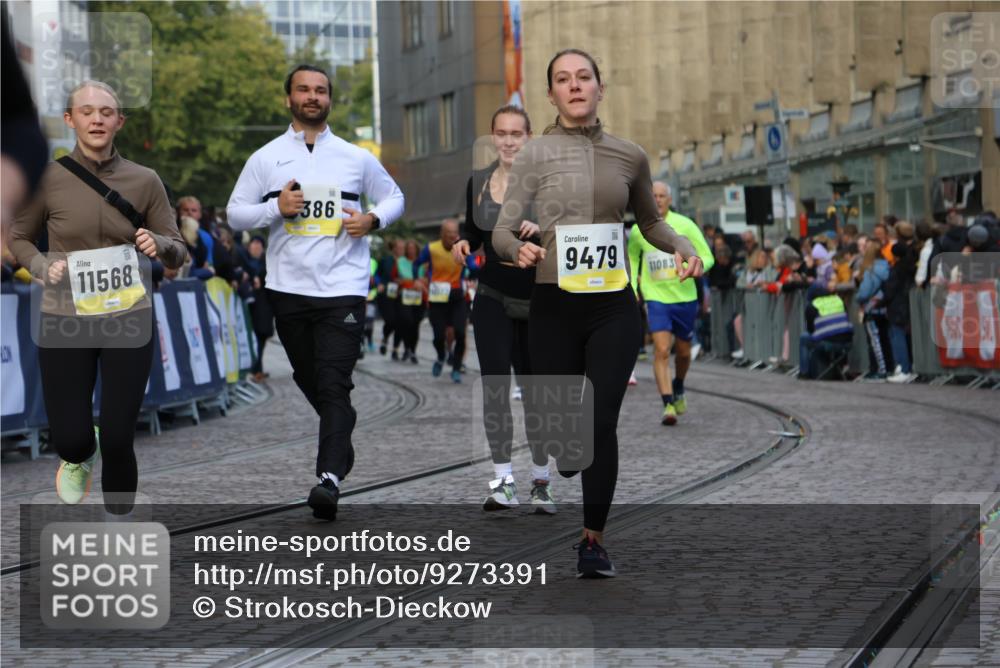 05.10.2025 - 20. swb-Marathon Bremen Strokosch-Dieckow http://msf.ph/oto/9273391 05.10.2025 11:11:16 Ziel 9011, 9264, 9273, 9386, 9479, 10183, 10614, 11158, 11568, 11578, 11580 meine-sportfotos.de