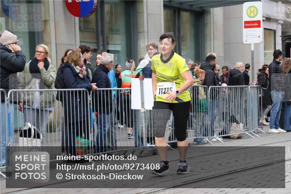 05.10.2025 - 20. swb-Marathon Bremen Strokosch-Dieckow http://msf.ph/oto/9273408 05.10.2025 11:11:30 Ziel 7007, 9420, 9648, 9680, 9726, 9784, 9867, 9999, 10058, 10235, 10236, 10333, 10540, 10815, 10839, 10849, 11088, 11172, 11215, 11563, 7007, 9420, 9648, 9680, 9726, 9784, 9867, 9999, 10058, 10235, 10236, 10333, 10540, 10815, 10839, 10849, 11088, 11172, 11215, 11563 meine-sportfotos.de
