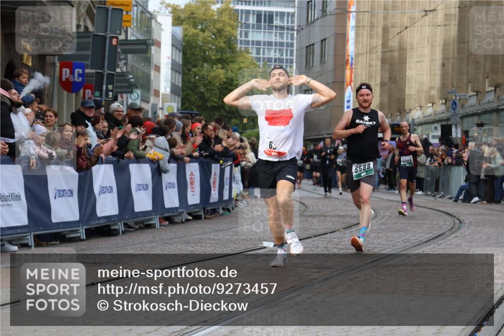 05.10.2025 - 20. swb-Marathon Bremen Strokosch-Dieckow http://msf.ph/oto/9273457 05.10.2025 13:03:30 Ziel 635, 2613, 4786, 5588 meine-sportfotos.de