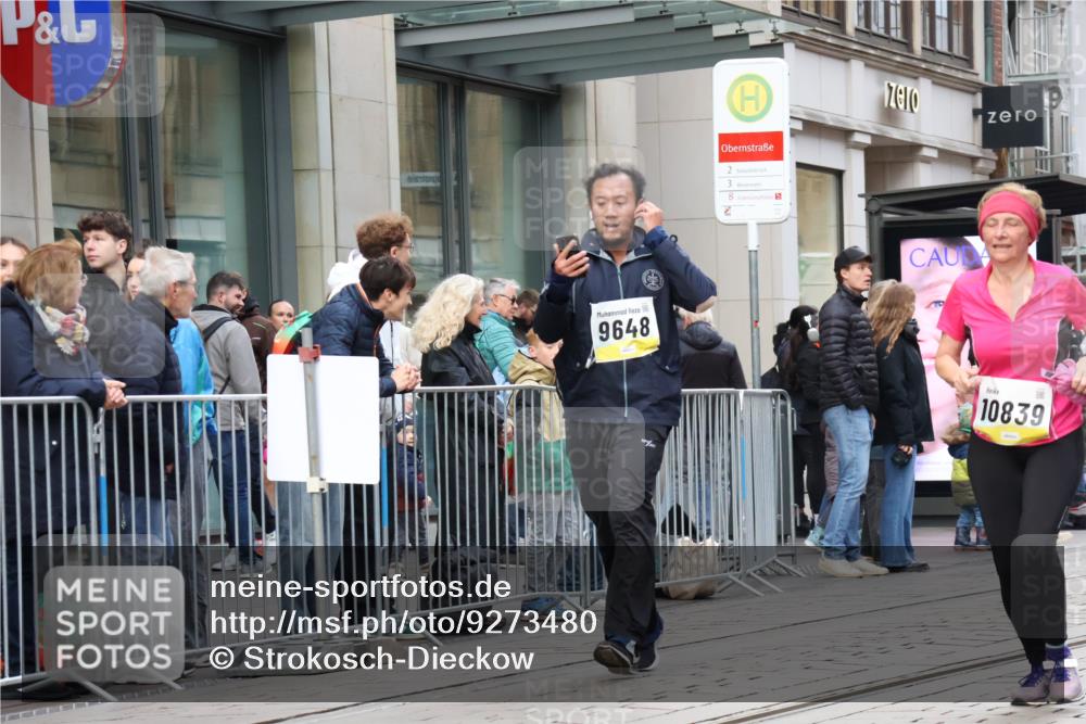 05.10.2025 - 20. swb-Marathon Bremen Strokosch-Dieckow http://msf.ph/oto/9273480 05.10.2025 11:11:33 Ziel 7007, 9420, 9648, 9680, 9726, 9784, 9867, 9999, 10235, 10236, 10499, 10540, 10815, 10839, 10849, 11088, 11172, 11215, 11563, 7007, 9420, 9648, 9680, 9726, 9784, 9867, 9999, 10235, 10236, 10499, 10540, 10815, 10839, 10849, 11088, 11172, 11215, 11563 meine-sportfotos.de