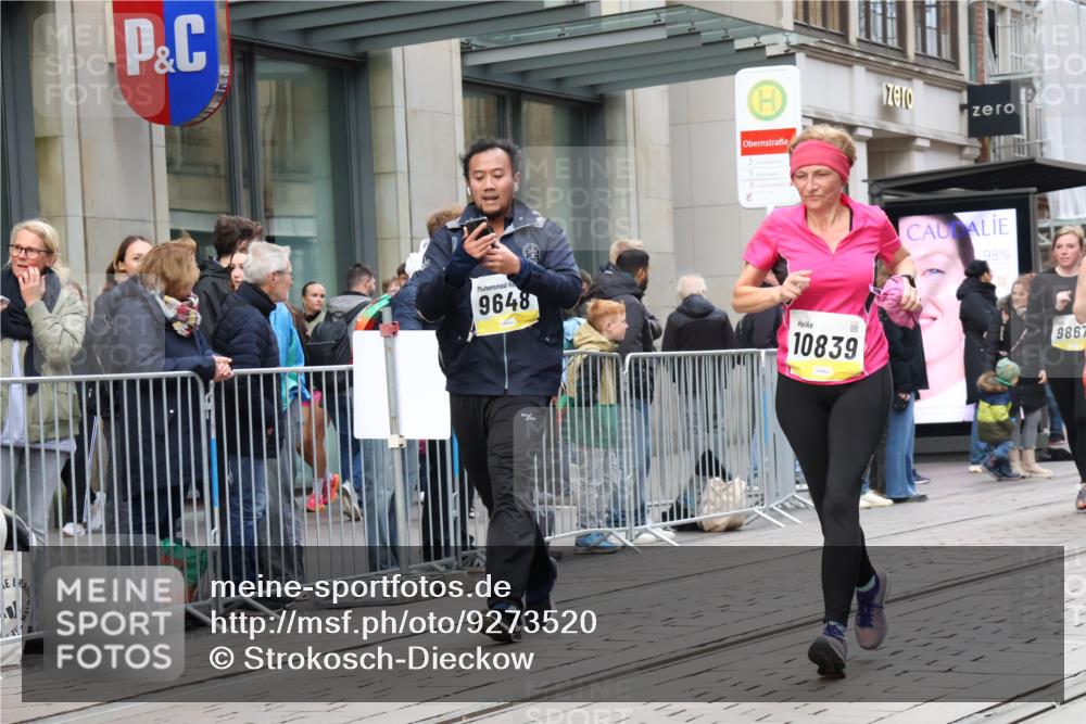 05.10.2025 - 20. swb-Marathon Bremen Strokosch-Dieckow http://msf.ph/oto/9273520 05.10.2025 11:11:34 Ziel 7007, 9420, 9648, 9680, 9726, 9784, 9867, 9999, 10235, 10236, 10499, 10540, 10815, 10839, 10849, 11088, 11172, 11215, 11563, 7007, 9420, 9648, 9680, 9726, 9784, 9867, 9999, 10235, 10236, 10499, 10540, 10815, 10839, 10849, 11088, 11172, 11215, 11563 meine-sportfotos.de