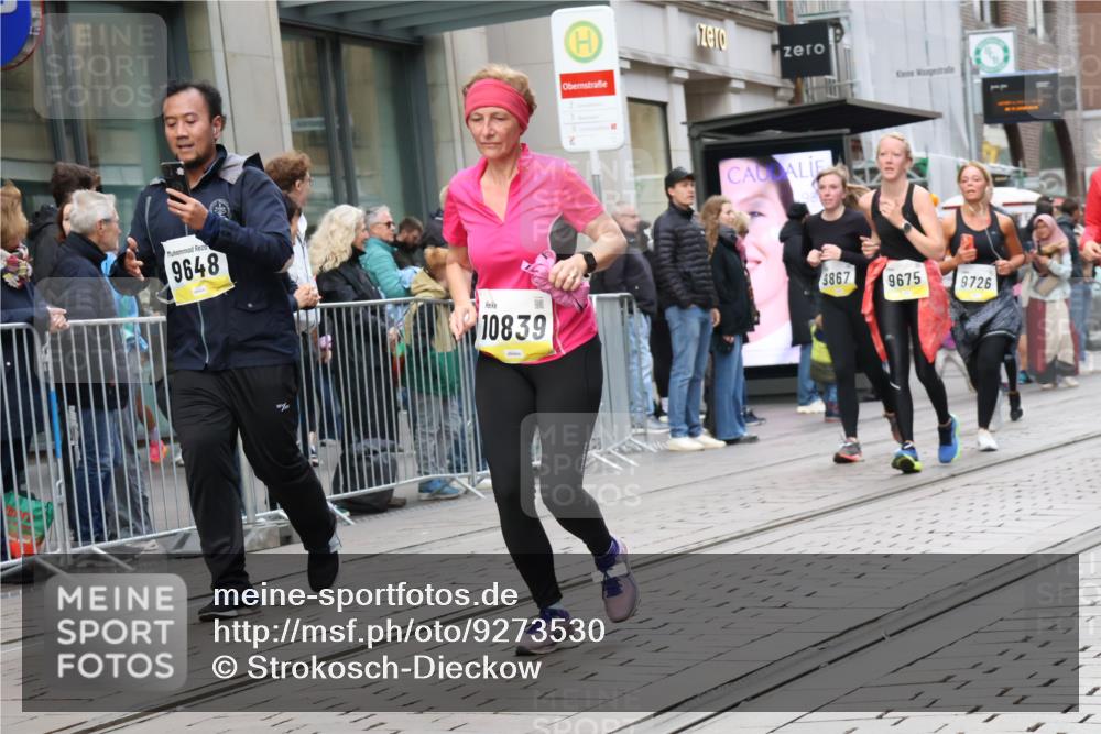 05.10.2025 - 20. swb-Marathon Bremen Strokosch-Dieckow http://msf.ph/oto/9273530 05.10.2025 11:11:34 Ziel 7007, 9420, 9648, 9680, 9726, 9784, 9867, 9999, 10235, 10236, 10499, 10540, 10815, 10839, 10849, 11088, 11172, 11215, 11563, 7007, 9420, 9648, 9680, 9726, 9784, 9867, 9999, 10235, 10236, 10499, 10540, 10815, 10839, 10849, 11088, 11172, 11215, 11563 meine-sportfotos.de