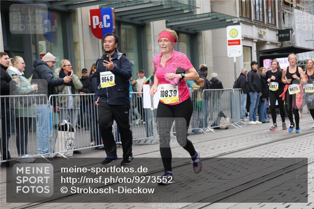 05.10.2025 - 20. swb-Marathon Bremen Strokosch-Dieckow http://msf.ph/oto/9273552 05.10.2025 11:11:35 Ziel 7007, 9420, 9648, 9680, 9726, 9784, 9867, 10235, 10236, 10499, 10540, 10815, 10839, 10849, 11088, 11215, 11563, 7007, 9420, 9648, 9680, 9726, 9784, 9867, 10235, 10236, 10499, 10540, 10815, 10839, 10849, 11088, 11215, 11563 meine-sportfotos.de