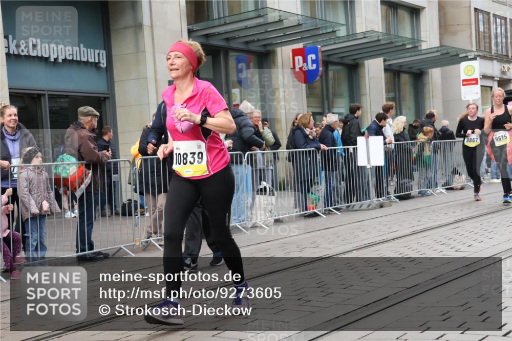 05.10.2025 - 20. swb-Marathon Bremen Strokosch-Dieckow http://msf.ph/oto/9273605 05.10.2025 11:11:36 Ziel 7007, 9420, 9526, 9648, 9675, 9680, 9726, 9784, 9867, 10235, 10236, 10499, 10540, 10815, 10839, 10849, 11088, 11215, 11563, 7007, 9420, 9526, 9648, 9675, 9680, 9726, 9784, 9867, 10235, 10236, 10499, 10540, 10815, 10839, 10849, 11088, 11215, 11563 meine-sportfotos.de