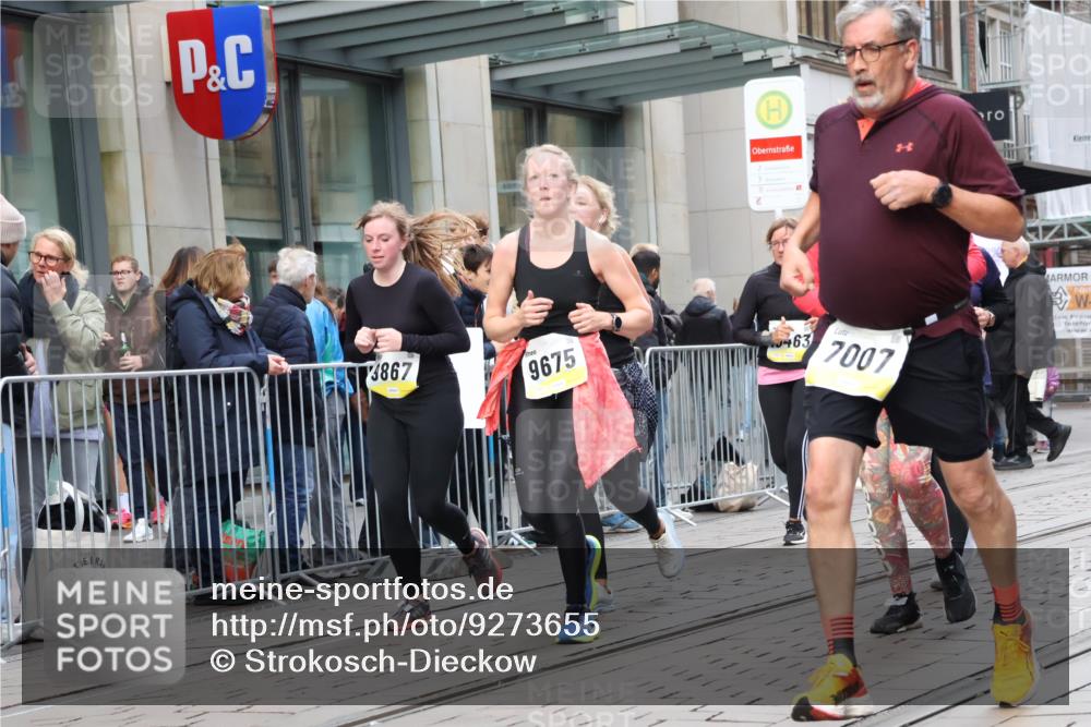 05.10.2025 - 20. swb-Marathon Bremen Strokosch-Dieckow http://msf.ph/oto/9273655 05.10.2025 11:11:38 Ziel 7007, 9420, 9526, 9648, 9675, 9680, 9726, 9784, 9867, 10463, 10499, 10540, 10815, 10839, 10849, 11088, 11215, 11563, 7007, 9420, 9526, 9648, 9675, 9680, 9726, 9784, 9867, 10463, 10499, 10540, 10815, 10839, 10849, 11088, 11215, 11563 meine-sportfotos.de
