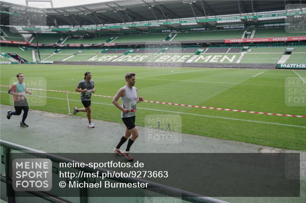 05.10.2025 - 20. swb-Marathon Bremen Michael Burmester http://msf.ph/oto/9273663 05.10.2025 12:49:04 Laufen im Stadion 492, 1195, 1257, 1535, 1625, 1654, 1724, 1727, 2119, 2594, 2974, 2988, 2990, 3124, 3320, 3819, 4385, 5103, 5599, 5786, 6171, 6251, 6463, 6619, 6632, 6877, 7904, 8216, 8244, 8507, 8630, 8687, 8897, 8923, 9114, 1370, 1607, 2241, 3324, 3768, 4353, 5264, 7735, 7831, 8729, 8932 meine-sportfotos.de