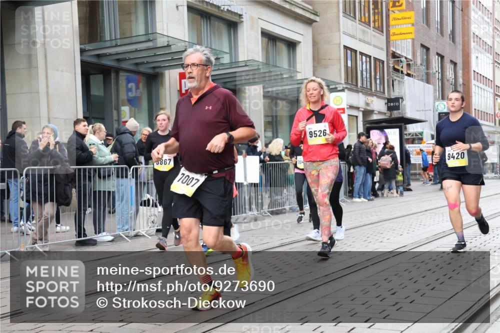 05.10.2025 - 20. swb-Marathon Bremen Strokosch-Dieckow http://msf.ph/oto/9273690 05.10.2025 11:11:39 Ziel 7007, 9420, 9526, 9648, 9675, 9726, 9784, 9867, 10463, 10499, 10540, 10815, 10839, 10849, 11088, 11215, 11563, 7007, 9420, 9526, 9648, 9675, 9726, 9784, 9867, 10463, 10499, 10540, 10815, 10839, 10849, 11088, 11215, 11563 meine-sportfotos.de