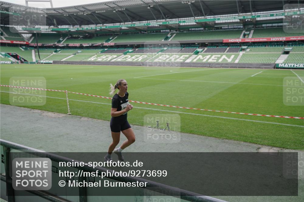 05.10.2025 - 20. swb-Marathon Bremen Michael Burmester http://msf.ph/oto/9273699 05.10.2025 12:49:10 Laufen im Stadion 187, 492, 1195, 1257, 1535, 1609, 1625, 1654, 1727, 2044, 2119, 2356, 2594, 2988, 2990, 3124, 3320, 3544, 3819, 3960, 4385, 5103, 5599, 5786, 6171, 6431, 6463, 6619, 6632, 6877, 7904, 8216, 8244, 8507, 8630, 8687, 8897, 9114, 1370, 1724, 2241, 2974, 3324, 4353, 5786, 6251, 7831, 8923, 8932 meine-sportfotos.de