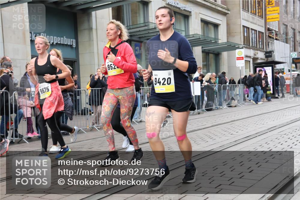 05.10.2025 - 20. swb-Marathon Bremen Strokosch-Dieckow http://msf.ph/oto/9273756 05.10.2025 11:11:41 Ziel 7007, 9420, 9526, 9648, 9675, 9726, 9784, 9867, 9911, 10463, 10499, 10540, 10815, 10839, 10849, 11088, 11215, 11563, 7007, 9420, 9526, 9648, 9675, 9726, 9784, 9867, 9911, 10463, 10499, 10540, 10815, 10839, 10849, 11088, 11215, 11563 meine-sportfotos.de