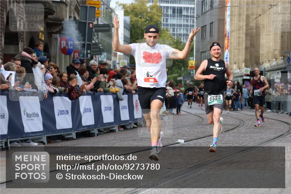 05.10.2025 - 20. swb-Marathon Bremen Strokosch-Dieckow http://msf.ph/oto/9273780 05.10.2025 13:03:30 Ziel 635, 2613, 4786, 5588 meine-sportfotos.de