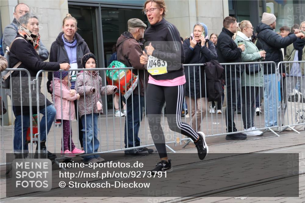 05.10.2025 - 20. swb-Marathon Bremen Strokosch-Dieckow http://msf.ph/oto/9273791 05.10.2025 11:11:42 Ziel 7007, 9420, 9526, 9648, 9675, 9726, 9784, 9867, 9911, 10463, 10499, 10815, 10839, 10849, 11215, 11563, 7007, 9420, 9526, 9648, 9675, 9726, 9784, 9867, 9911, 10463, 10499, 10815, 10839, 10849, 11215, 11563 meine-sportfotos.de