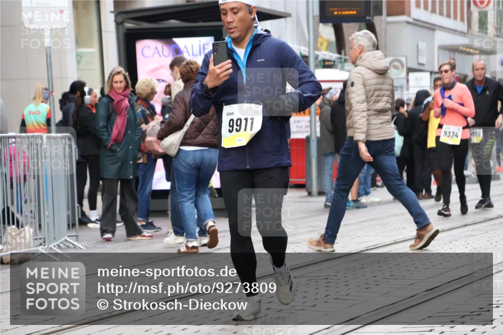 05.10.2025 - 20. swb-Marathon Bremen Strokosch-Dieckow http://msf.ph/oto/9273809 05.10.2025 11:11:44 Ziel 7007, 9420, 9526, 9675, 9726, 9784, 9867, 9911, 10463, 10499, 10815, 10839, 10849, 11215, 11563, 7007, 9420, 9526, 9675, 9726, 9784, 9867, 9911, 10463, 10499, 10815, 10839, 10849, 11215, 11563 meine-sportfotos.de