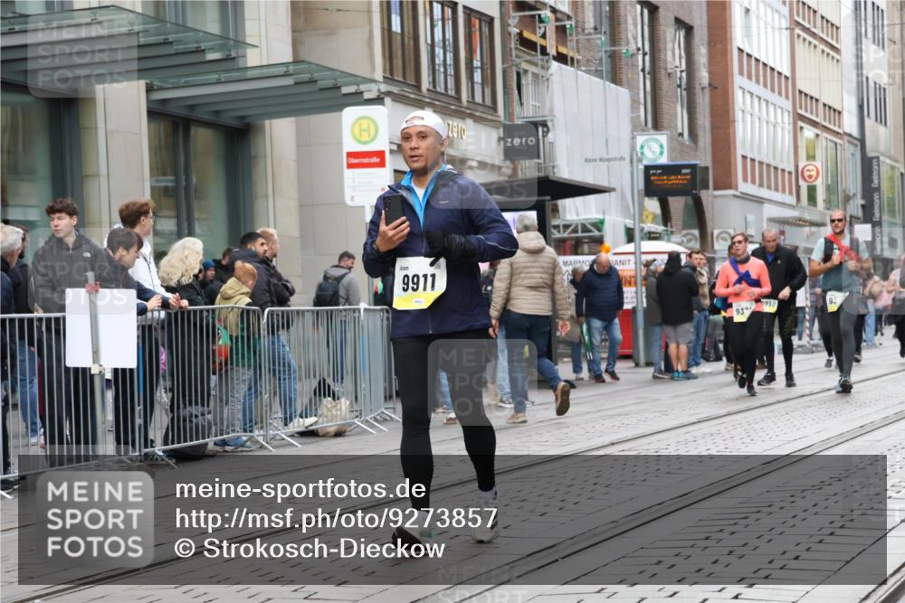 05.10.2025 - 20. swb-Marathon Bremen Strokosch-Dieckow http://msf.ph/oto/9273857 05.10.2025 11:11:45 Ziel 7007, 9420, 9526, 9675, 9726, 9867, 9911, 10463, 10499, 10815, 10839, 10849, 11215, 11563, 7007, 9420, 9526, 9675, 9726, 9867, 9911, 10463, 10499, 10815, 10839, 10849, 11215, 11563 meine-sportfotos.de