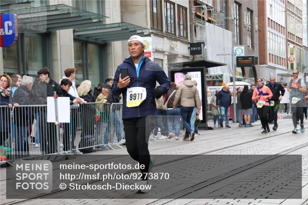 05.10.2025 - 20. swb-Marathon Bremen Strokosch-Dieckow http://msf.ph/oto/9273870 05.10.2025 11:11:46 Ziel 7007, 9420, 9526, 9675, 9726, 9867, 9911, 10463, 10499, 10622, 10815, 10839, 10849, 11085, 11215, 11563, 7007, 9420, 9526, 9675, 9726, 9867, 9911, 10463, 10499, 10622, 10815, 10839, 10849, 11085, 11215, 11563 meine-sportfotos.de