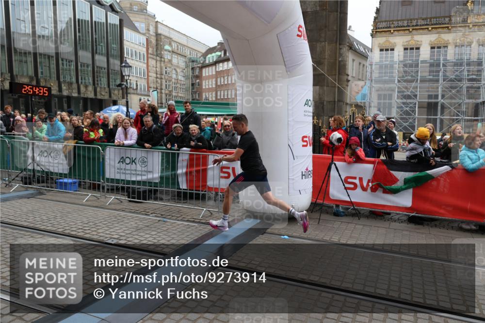 05.10.2025 - 20. swb-Marathon Bremen Yannick Fuchs http://msf.ph/oto/9273914 05.10.2025 12:25:25 Ziel 784 meine-sportfotos.de
