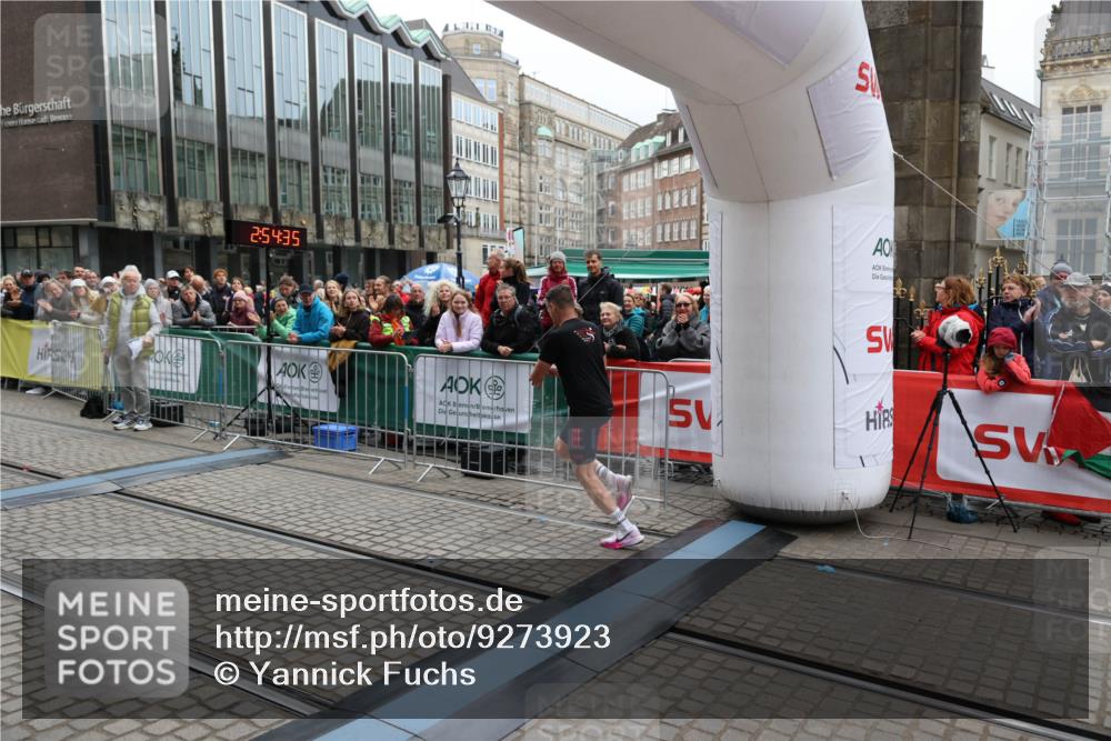 05.10.2025 - 20. swb-Marathon Bremen Yannick Fuchs http://msf.ph/oto/9273923 05.10.2025 12:25:25 Ziel 784 meine-sportfotos.de