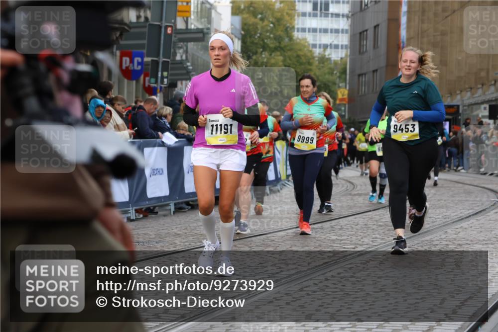 05.10.2025 - 20. swb-Marathon Bremen Strokosch-Dieckow http://msf.ph/oto/9273929 05.10.2025 11:11:34 Ziel 9453, 9999, 10058, 10264, 10320, 10333, 11030, 11172, 11191 meine-sportfotos.de