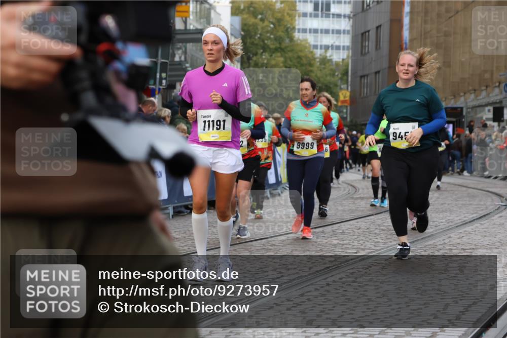 05.10.2025 - 20. swb-Marathon Bremen Strokosch-Dieckow http://msf.ph/oto/9273957 05.10.2025 11:11:34 Ziel 9453, 9999, 10058, 10264, 10320, 10333, 11030, 11172, 11191 meine-sportfotos.de