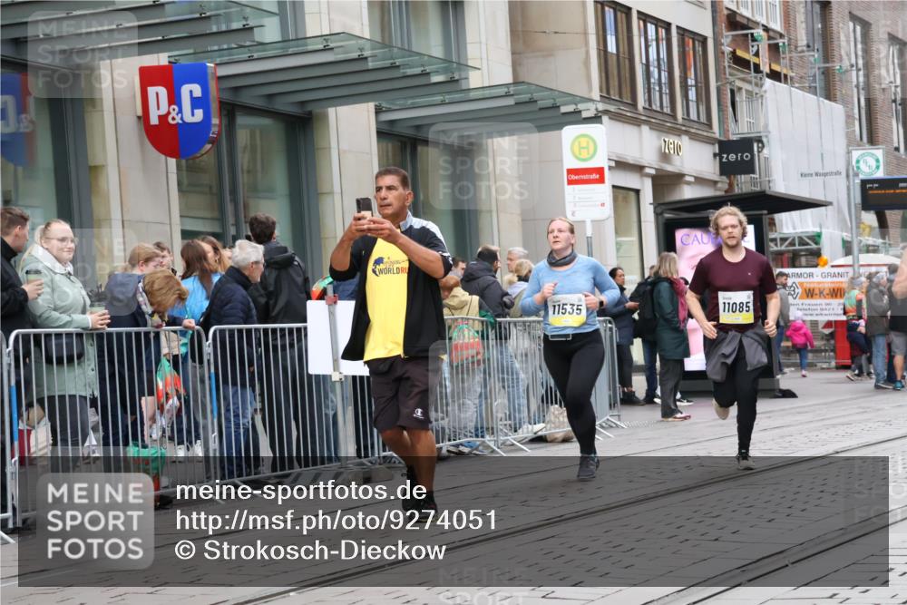 05.10.2025 - 20. swb-Marathon Bremen Strokosch-Dieckow http://msf.ph/oto/9274051 05.10.2025 11:11:55 Ziel 9373, 9374, 9526, 9675, 9726, 9911, 10463, 10499, 10622, 10849, 10899, 11085, 11535, 9373, 9374, 9526, 9675, 9726, 9911, 10463, 10499, 10622, 10849, 10899, 11085, 11535 meine-sportfotos.de