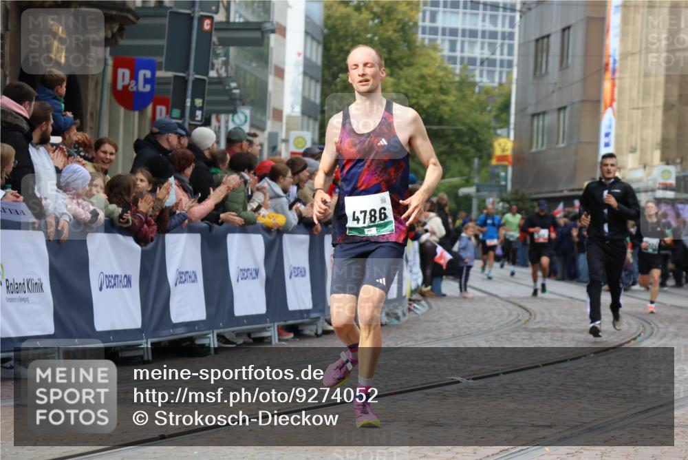 05.10.2025 - 20. swb-Marathon Bremen Strokosch-Dieckow http://msf.ph/oto/9274052 05.10.2025 13:03:36 Ziel 2613, 4617, 4758, 4786, 6804 meine-sportfotos.de