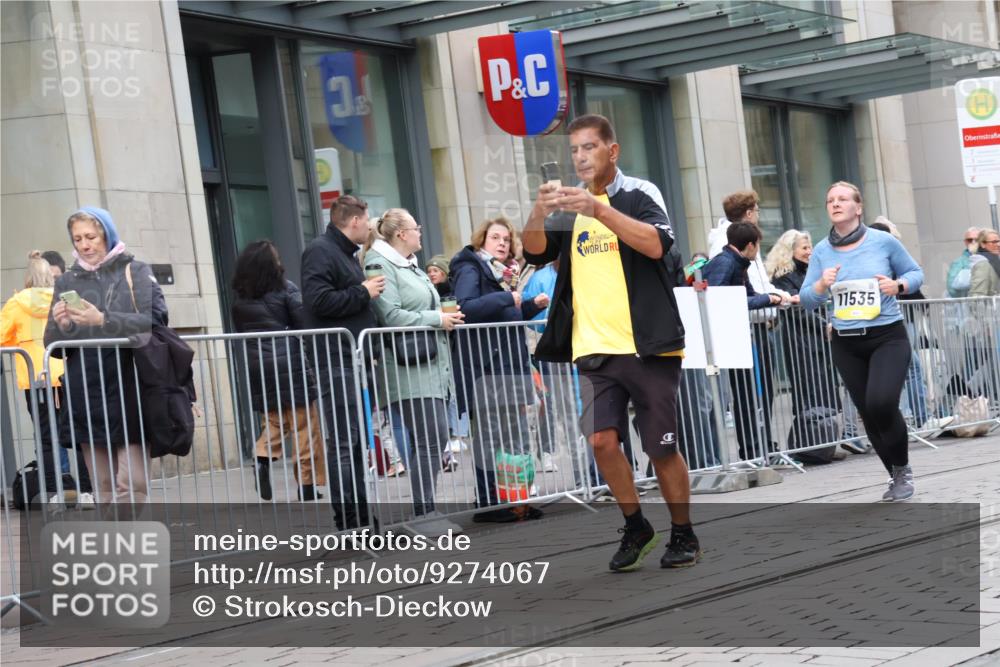 05.10.2025 - 20. swb-Marathon Bremen Strokosch-Dieckow http://msf.ph/oto/9274067 05.10.2025 11:11:55 Ziel 9373, 9374, 9526, 9675, 9726, 9911, 10463, 10499, 10622, 10849, 10899, 11085, 11535, 9373, 9374, 9526, 9675, 9726, 9911, 10463, 10499, 10622, 10849, 10899, 11085, 11535 meine-sportfotos.de