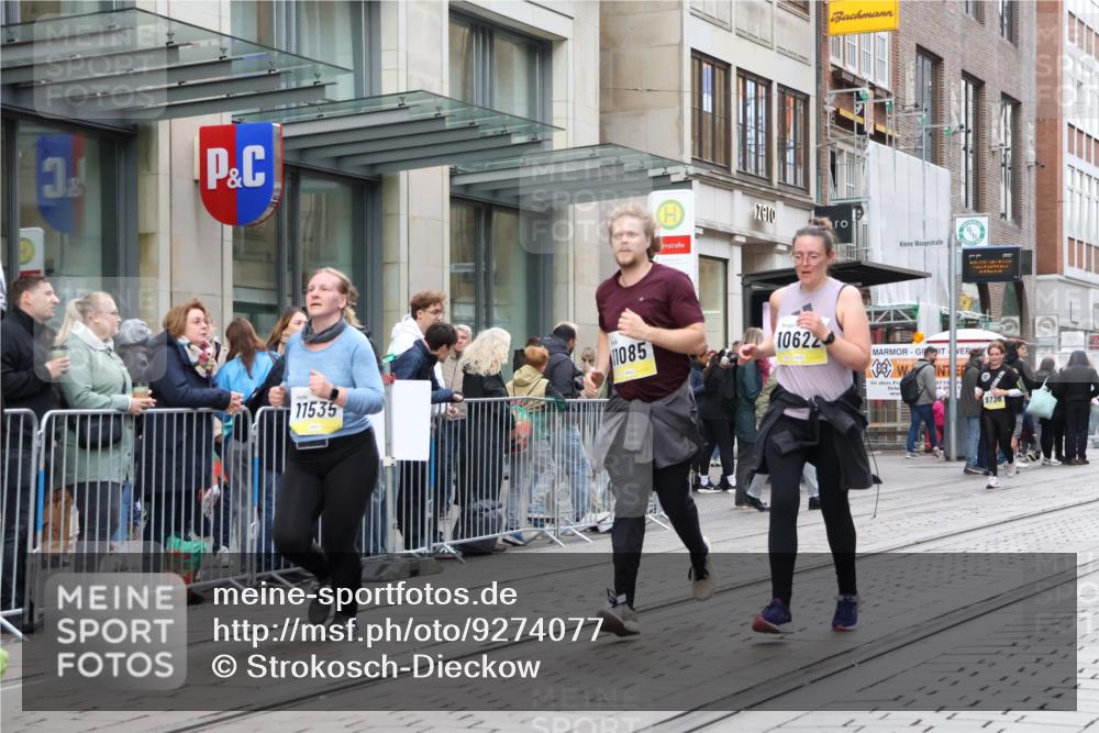 05.10.2025 - 20. swb-Marathon Bremen Strokosch-Dieckow http://msf.ph/oto/9274077 05.10.2025 11:11:56 Ziel 9373, 9374, 9526, 9675, 9911, 10463, 10499, 10622, 10899, 11085, 11535, 9373, 9374, 9526, 9675, 9911, 10463, 10499, 10622, 10899, 11085, 11535 meine-sportfotos.de
