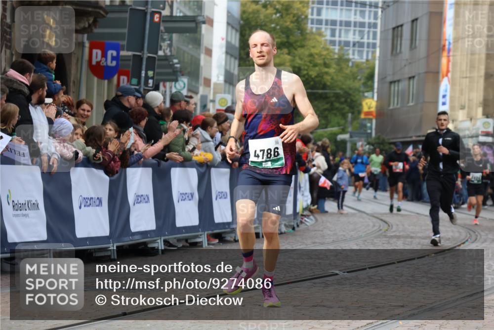 05.10.2025 - 20. swb-Marathon Bremen Strokosch-Dieckow http://msf.ph/oto/9274086 05.10.2025 13:03:36 Ziel 2613, 4617, 4758, 4786, 6804 meine-sportfotos.de