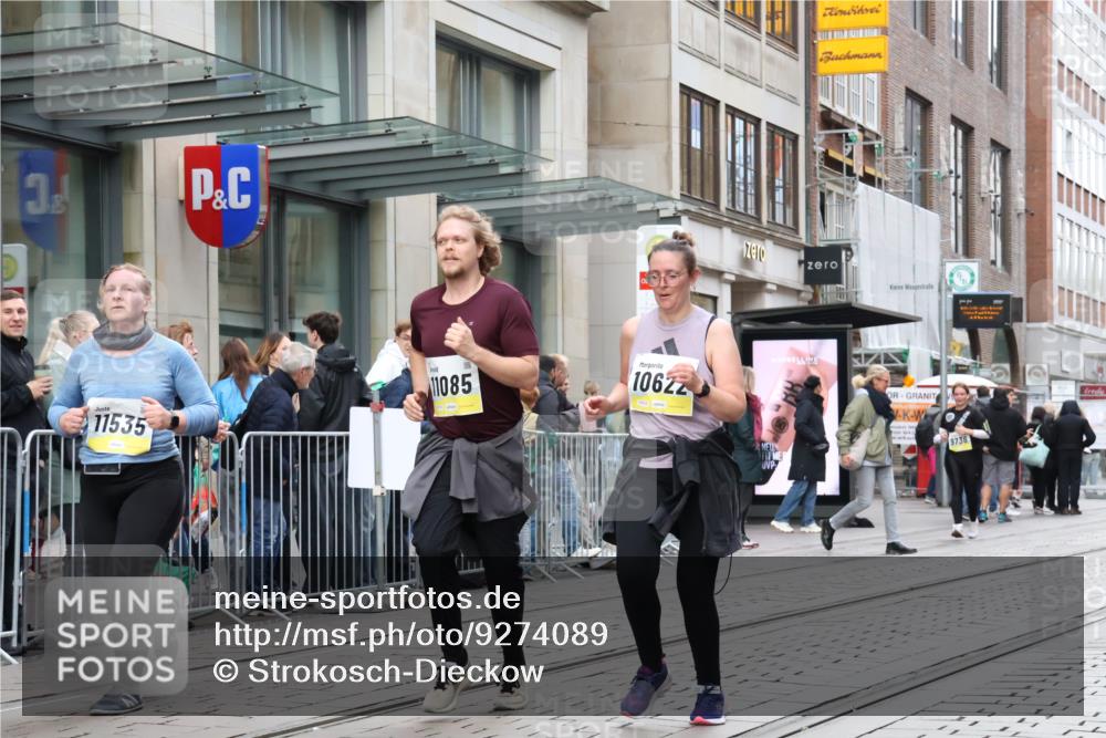 05.10.2025 - 20. swb-Marathon Bremen Strokosch-Dieckow http://msf.ph/oto/9274089 05.10.2025 11:11:57 Ziel 9373, 9374, 9526, 9675, 9911, 10463, 10499, 10622, 10899, 11085, 11535, 9373, 9374, 9526, 9675, 9911, 10463, 10499, 10622, 10899, 11085, 11535 meine-sportfotos.de