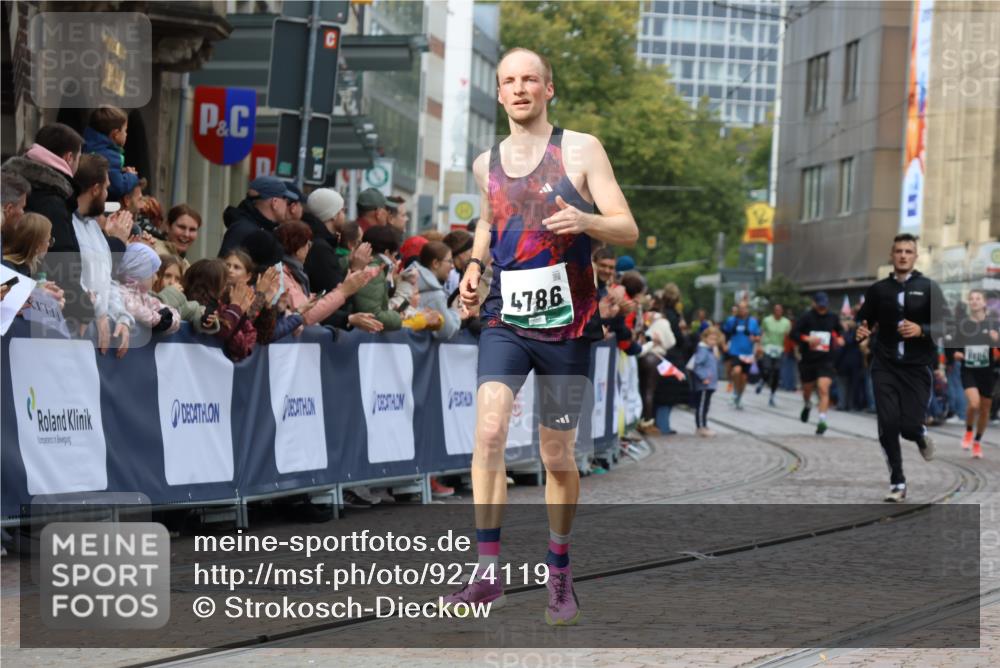 05.10.2025 - 20. swb-Marathon Bremen Strokosch-Dieckow http://msf.ph/oto/9274119 05.10.2025 13:03:36 Ziel 2613, 4617, 4758, 4786, 6804 meine-sportfotos.de