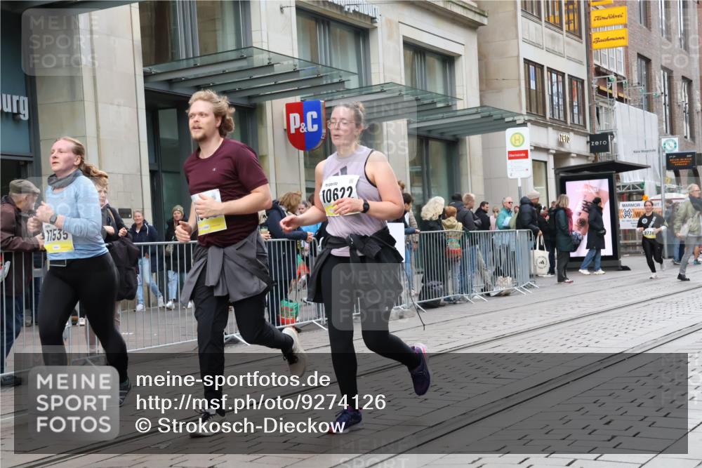 05.10.2025 - 20. swb-Marathon Bremen Strokosch-Dieckow http://msf.ph/oto/9274126 05.10.2025 11:11:58 Ziel 9373, 9374, 9526, 9675, 9911, 10282, 10463, 10622, 10899, 11085, 11535, 9373, 9374, 9526, 9675, 9911, 10282, 10463, 10622, 10899, 11085, 11535 meine-sportfotos.de