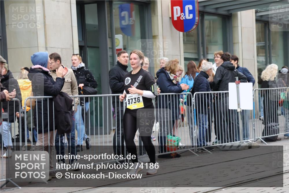 05.10.2025 - 20. swb-Marathon Bremen Strokosch-Dieckow http://msf.ph/oto/9274186 05.10.2025 11:12:05 Ziel 9373, 9374, 9736, 9911, 10282, 10622, 10899, 11085, 11535, 9373, 9374, 9736, 9911, 10282, 10622, 10899, 11085, 11535 meine-sportfotos.de