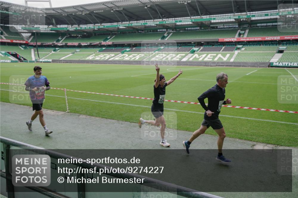 05.10.2025 - 20. swb-Marathon Bremen Michael Burmester http://msf.ph/oto/9274227 05.10.2025 12:49:59 Laufen im Stadion 150, 187, 217, 270, 287, 424, 511, 679, 845, 906, 939, 1257, 1388, 1535, 1609, 1707, 1727, 1876, 1904, 2044, 2356, 2721, 3259, 3353, 3544, 3738, 3885, 3960, 4006, 4318, 4367, 4438, 4870, 4938, 5118, 5389, 5873, 5894, 6214, 6216, 6281, 6431, 6619, 6805, 6877, 7647, 7826, 7963, 7987, 8216, 8401, 8536, 8873, 8907, 9118, 1654, 2119, 2594, 2988, 2990, 3124, 4385, 8216 meine-sportfotos.de