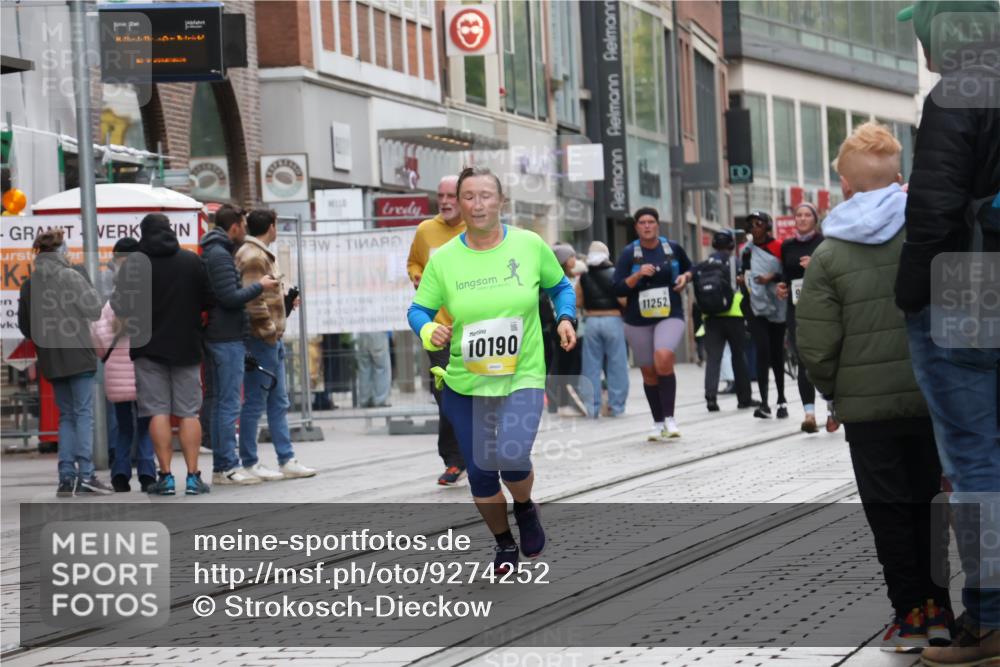 05.10.2025 - 20. swb-Marathon Bremen Strokosch-Dieckow http://msf.ph/oto/9274252 05.10.2025 11:12:22 Ziel 9203, 9736, 10186, 10190, 10282, 11252, 11285, 9203, 9736, 10186, 10190, 10282, 11252, 11285 meine-sportfotos.de