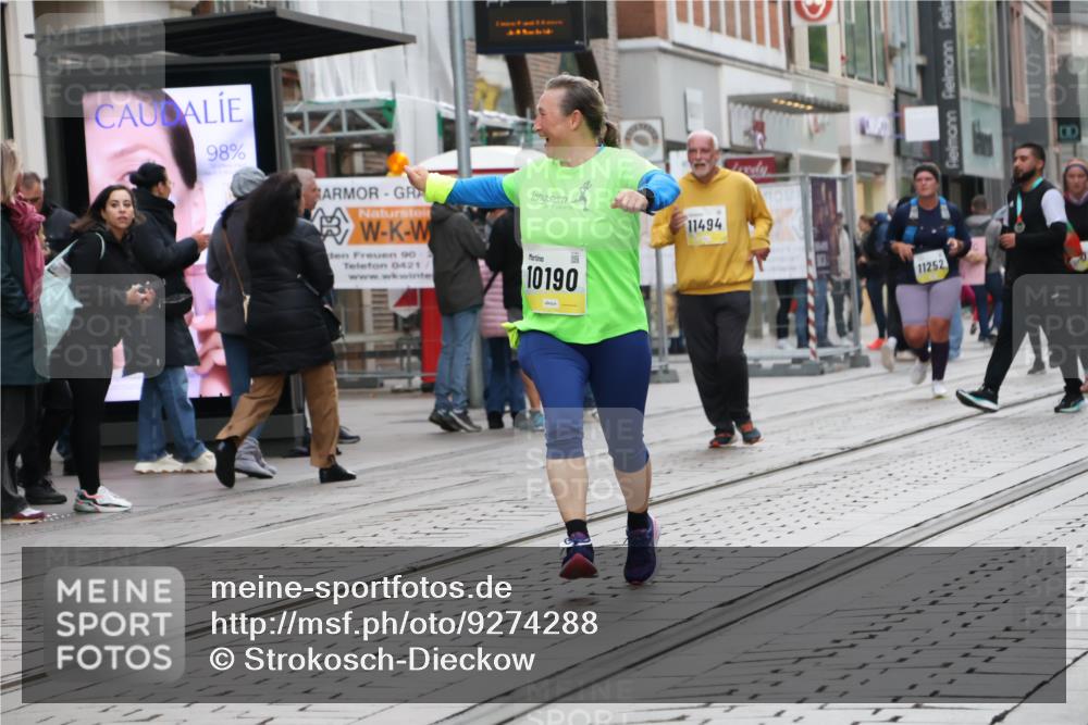 05.10.2025 - 20. swb-Marathon Bremen Strokosch-Dieckow http://msf.ph/oto/9274288 05.10.2025 11:12:24 Ziel 9203, 9736, 10186, 10190, 11252, 11285, 9203, 9736, 10186, 10190, 11252, 11285 meine-sportfotos.de