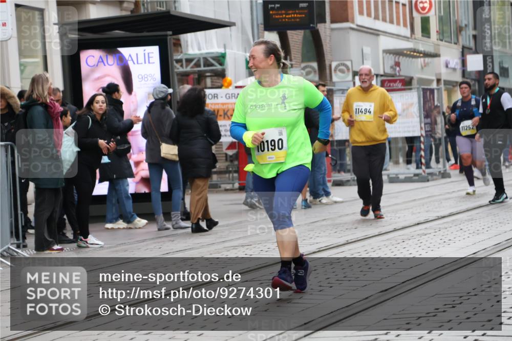 05.10.2025 - 20. swb-Marathon Bremen Strokosch-Dieckow http://msf.ph/oto/9274301 05.10.2025 11:12:24 Ziel 9203, 9736, 10186, 10190, 11252, 11285, 9203, 9736, 10186, 10190, 11252, 11285 meine-sportfotos.de