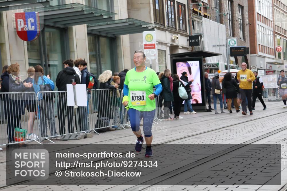 05.10.2025 - 20. swb-Marathon Bremen Strokosch-Dieckow http://msf.ph/oto/9274334 05.10.2025 11:12:26 Ziel 9203, 10186, 10190, 11252, 11285, 9203, 10186, 10190, 11252, 11285 meine-sportfotos.de