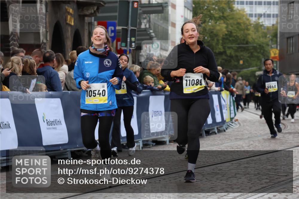 05.10.2025 - 20. swb-Marathon Bremen Strokosch-Dieckow http://msf.ph/oto/9274378 05.10.2025 11:11:46 Ziel 9648, 9680, 9784, 10235, 10236, 10540, 11088, 11563 meine-sportfotos.de