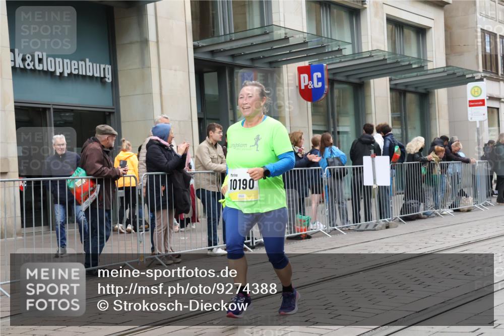05.10.2025 - 20. swb-Marathon Bremen Strokosch-Dieckow http://msf.ph/oto/9274388 05.10.2025 11:12:27 Ziel 9203, 10186, 10190, 11118, 11252, 11285, 9203, 10186, 10190, 11118, 11252, 11285 meine-sportfotos.de