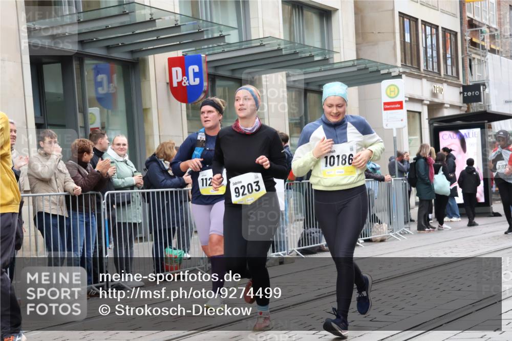 05.10.2025 - 20. swb-Marathon Bremen Strokosch-Dieckow http://msf.ph/oto/9274499 05.10.2025 11:12:35 Ziel 9203, 10041, 10186, 11118, 11170, 11252, 11494, 9203, 10041, 10186, 11118, 11170, 11252, 11494 meine-sportfotos.de
